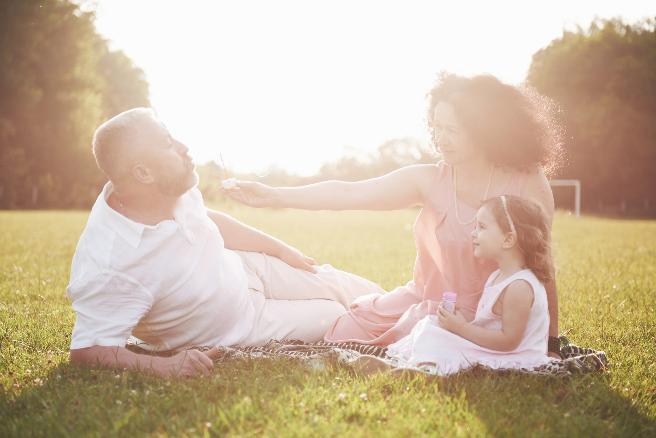 Familia feliz al atardecer