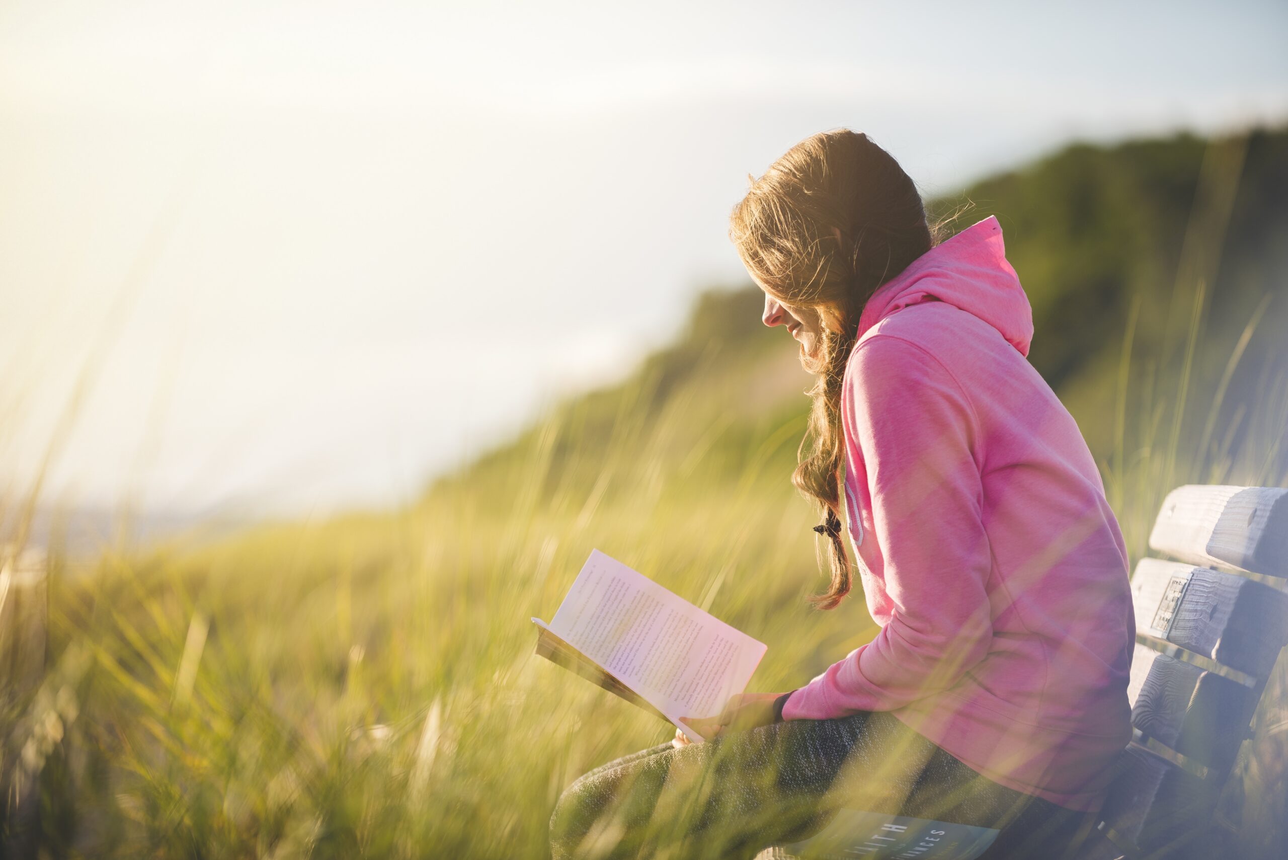 Persona leyendo en la naturaleza