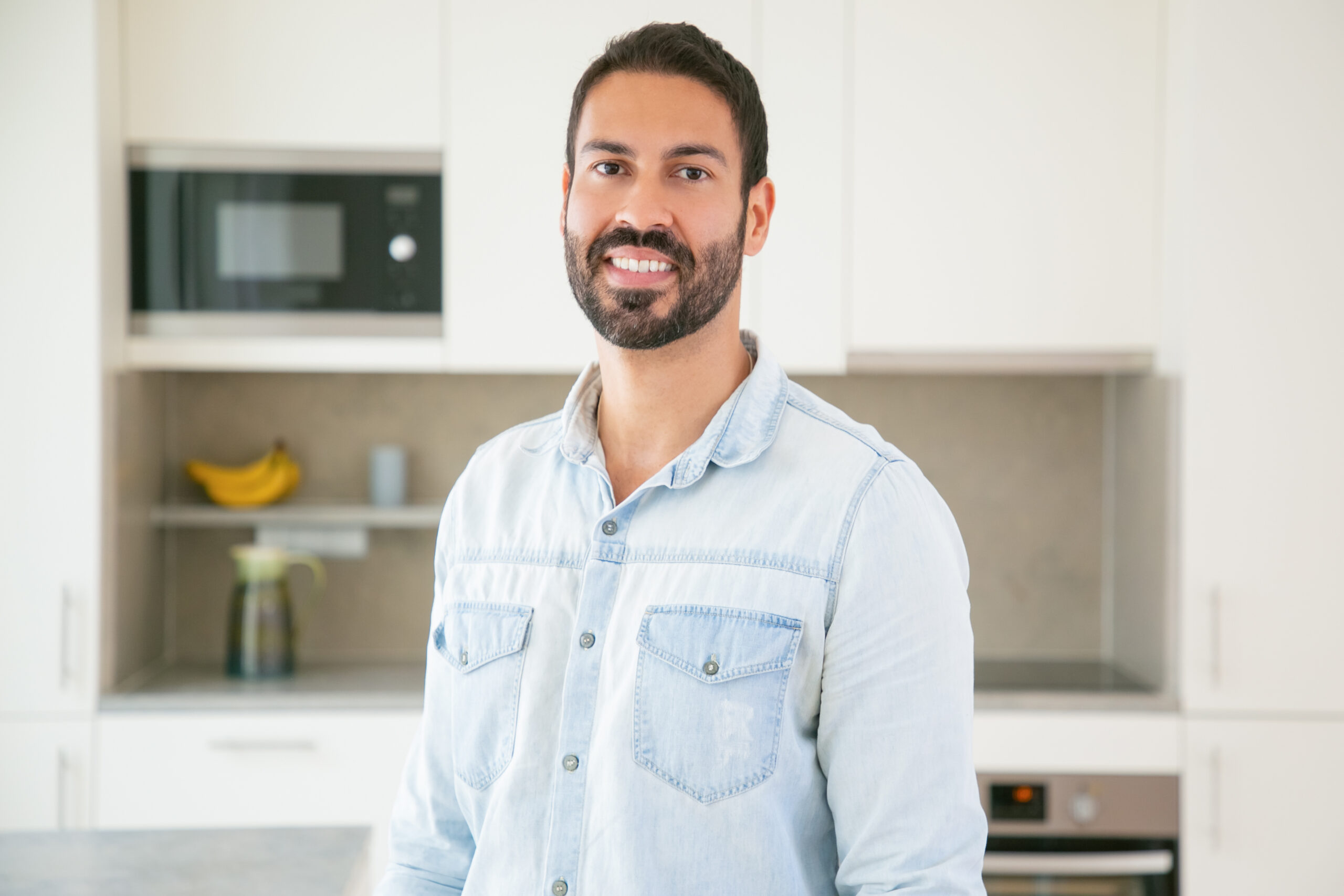 Hombre latino sonriendo
